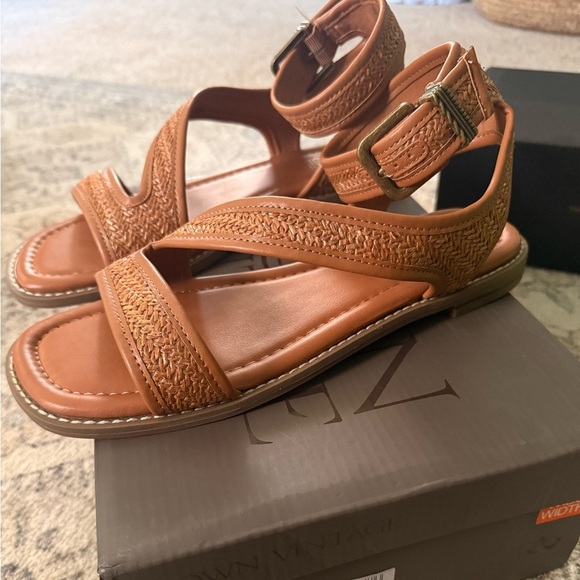 NWT Crown Vintage Taira Sandal in 9W - Picture 4 of 6